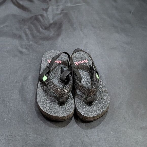 SANUK GIRL YOGA GLITTER STRAP SANDAL - Picture 3 of 13